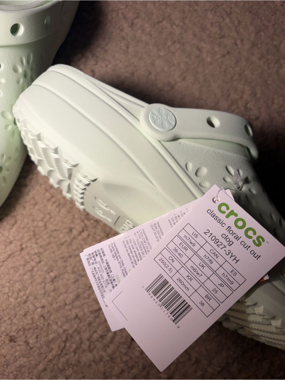 CROCS 💚 floral laser cut Light Mint Foam Clogs with Flower Cutouts NWT - Picture 4 of 8